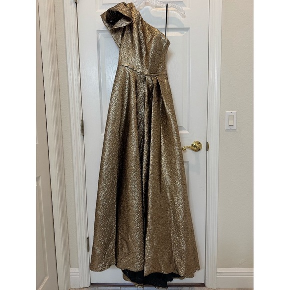 NWT Mac Duggal 68608 Gold One Shoulder Metallic Ballgown Size 6 - Picture 7 of 14